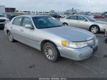  Salvage Lincoln Towncar