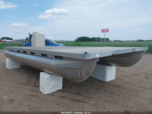  Salvage Forester Pontoon 2210f