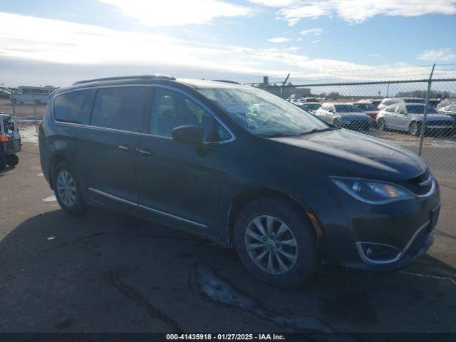  Salvage Chrysler Pacifica