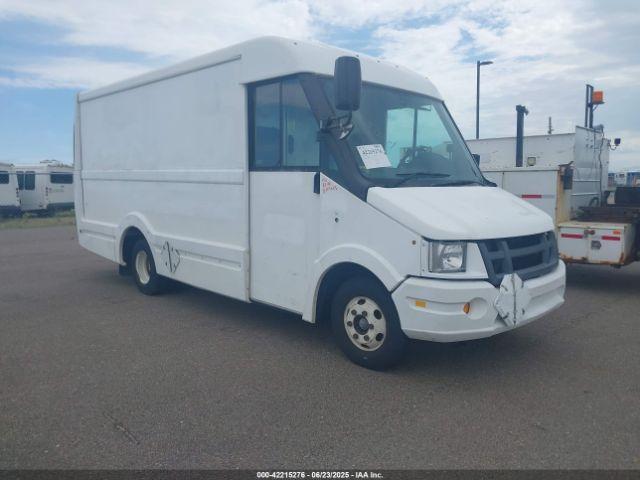  Salvage Isuzu Commercial Van