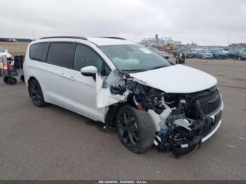  Salvage Chrysler Pacifica
