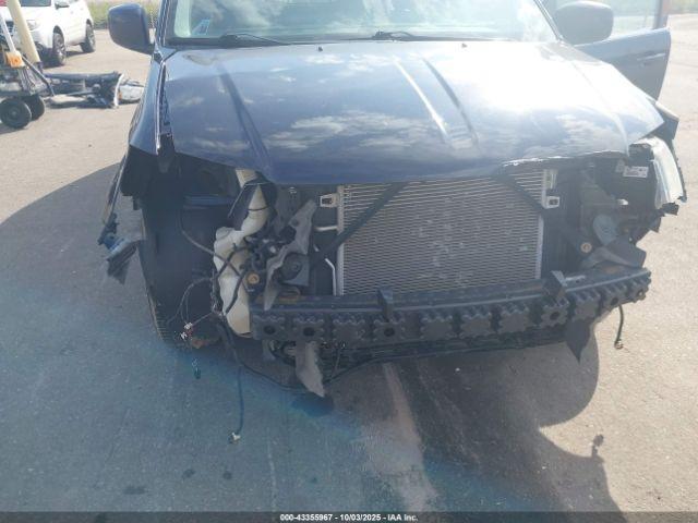 Chrysler Town & Country Touring Image 7