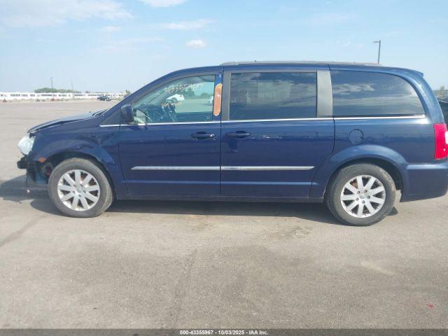 Chrysler Town & Country Touring Image 12