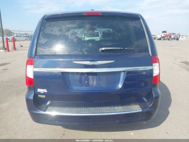 Chrysler Town & Country Touring Image 14