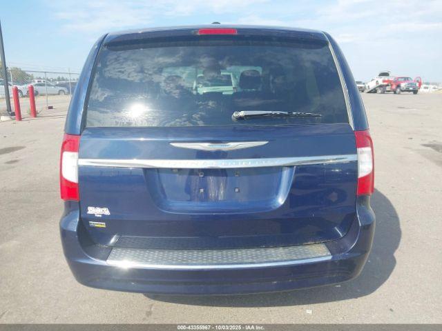 Chrysler Town & Country Touring Image 14