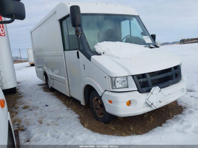  Salvage Isuzu Commercial Van