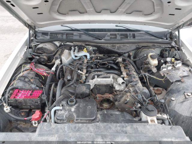 Ford Crown Victoria Image 12