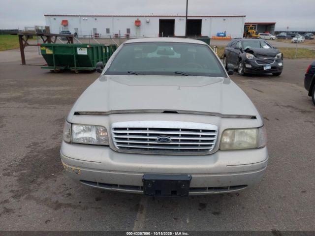 Ford Crown Victoria Image 15