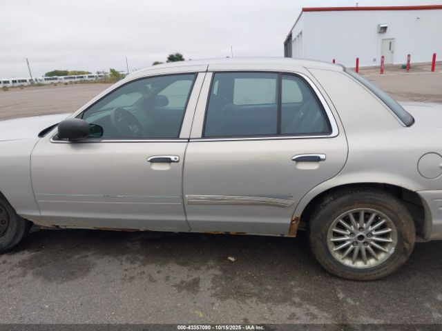 Ford Crown Victoria Image 10
