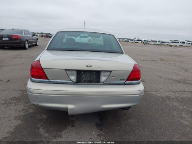 Ford Crown Victoria Image 8