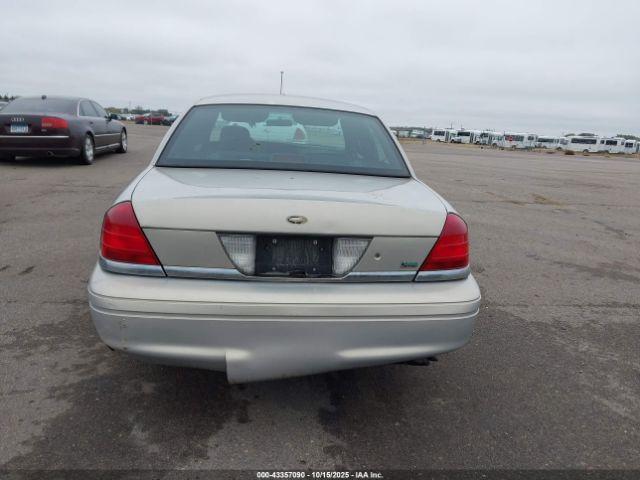 Ford Crown Victoria Image 8