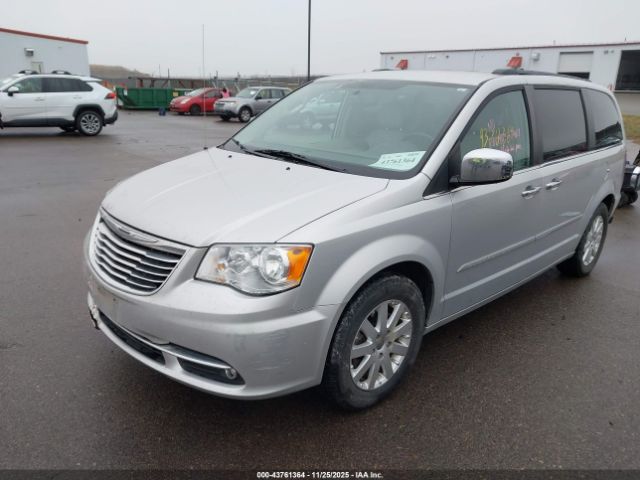 Chrysler Town & Country Touring-l Image 4