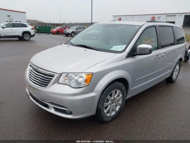 Chrysler Town & Country Touring-l Image 4