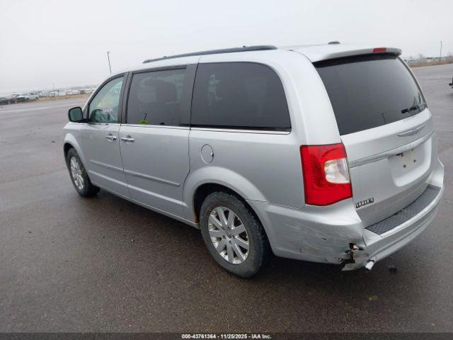 Chrysler Town & Country Touring-l Image 2