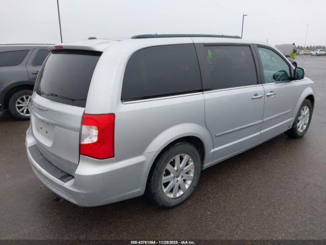 Chrysler Town & Country Touring-l Image 3