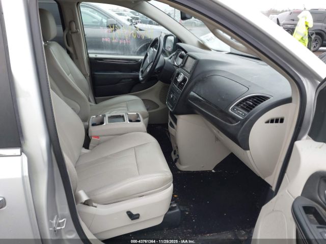 Chrysler Town & Country Touring-l Image 10