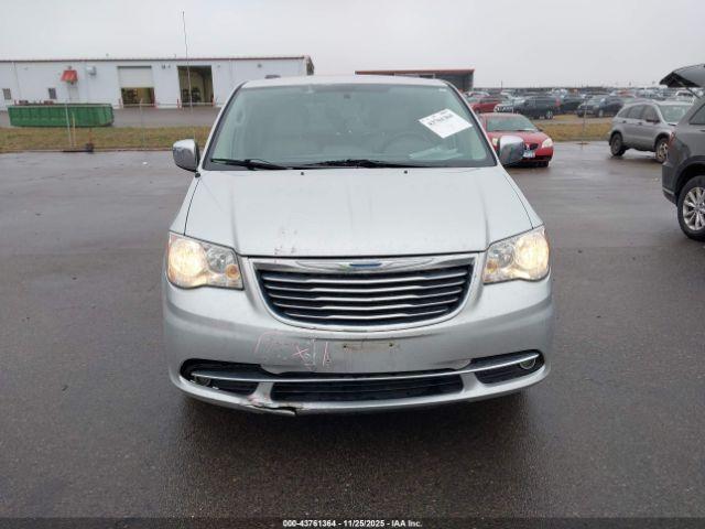 Chrysler Town & Country Touring-l Image 6