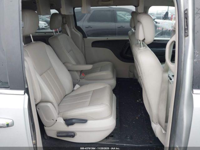 Chrysler Town & Country Touring-l Image 7