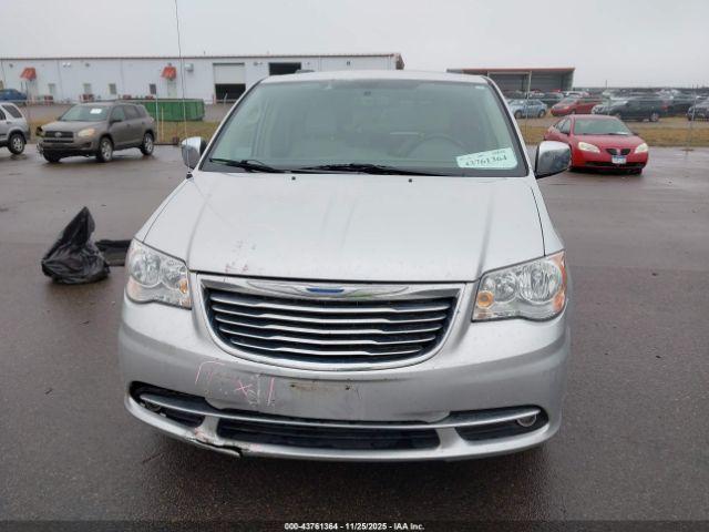 Chrysler Town & Country Touring-l Image 13