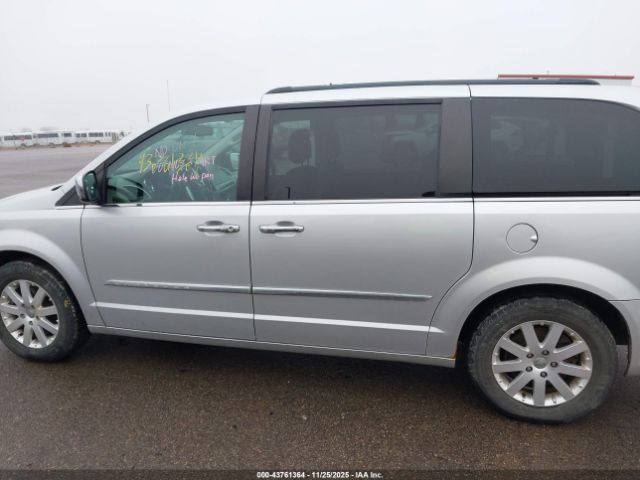 Chrysler Town & Country Touring-l Image 15