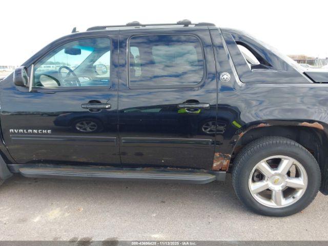 Chevrolet Avalanche Lt Image 11