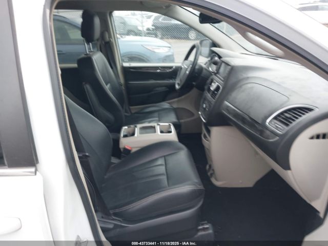 Chrysler Town & Country Touring Image 8