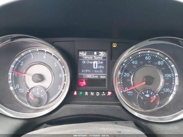 Chrysler Town & Country Touring Image 14