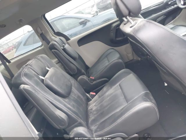 Chrysler Town & Country Touring Image 7