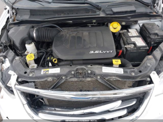 Chrysler Town & Country Touring Image 11