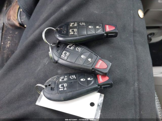 Chrysler Town & Country Touring Image 13