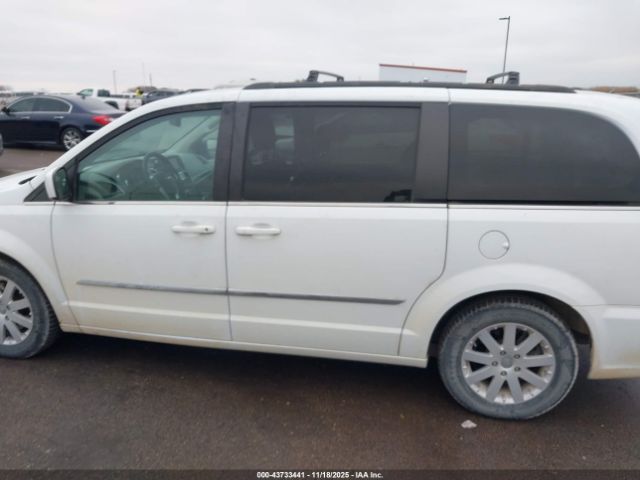 Chrysler Town & Country Touring Image 12