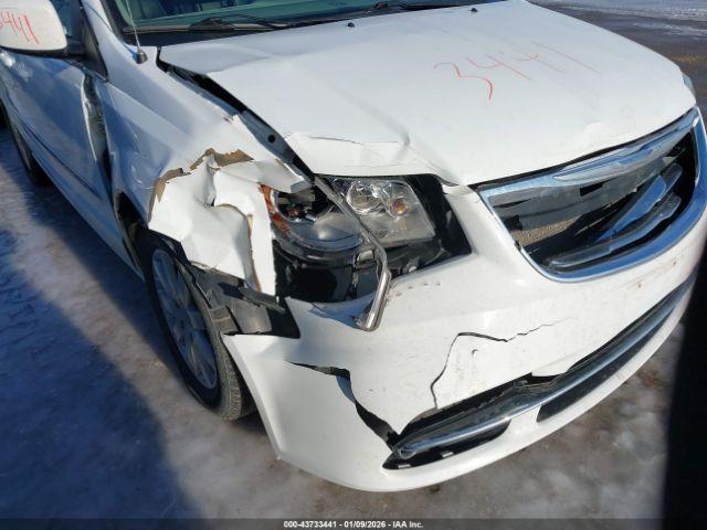 Chrysler Town & Country Touring Image 15