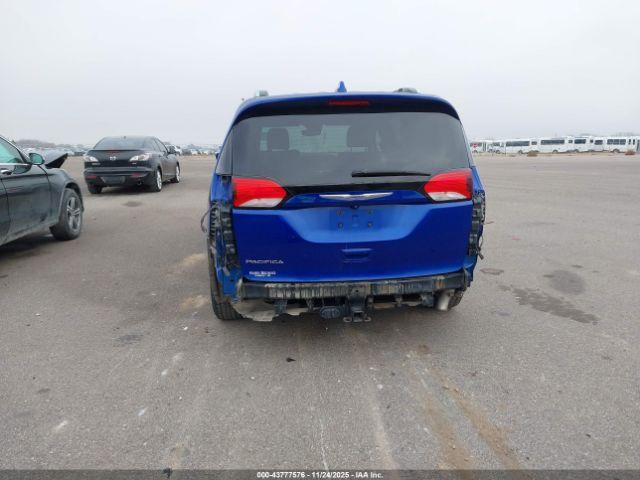 Chrysler Pacifica Touring L Image 10