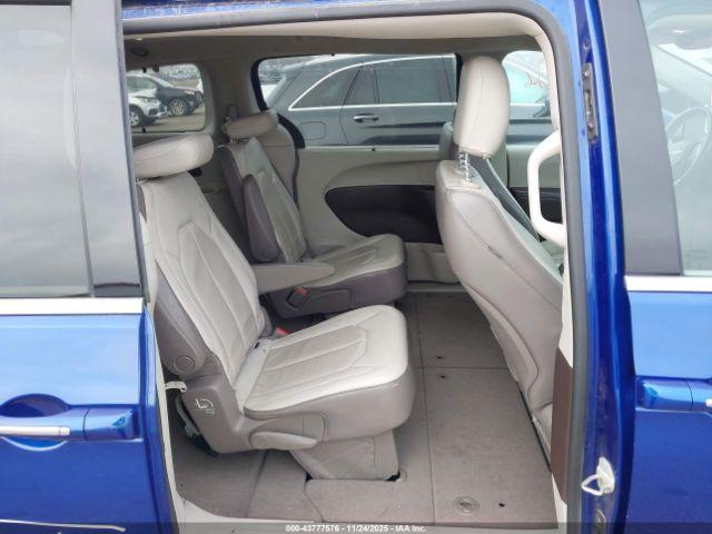 Chrysler Pacifica Touring L Image 4