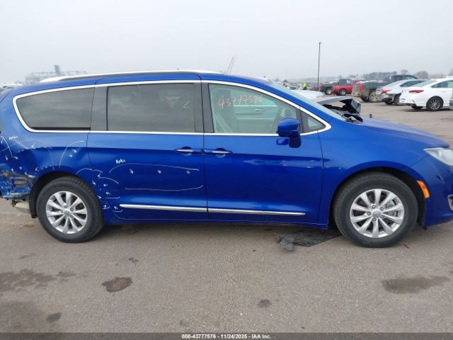 Chrysler Pacifica Touring L Image 13