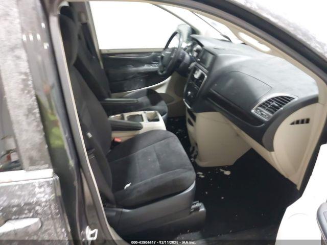 Chrysler Town & Country Touring Image 4