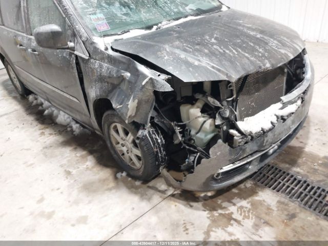 Chrysler Town & Country Touring Image 9