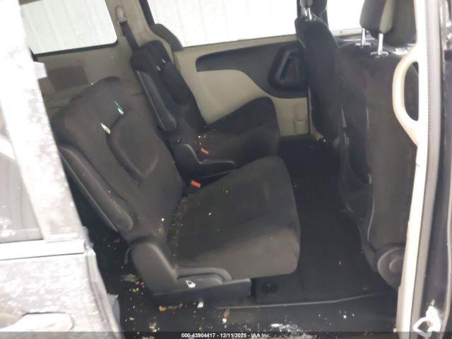 Chrysler Town & Country Touring Image 6