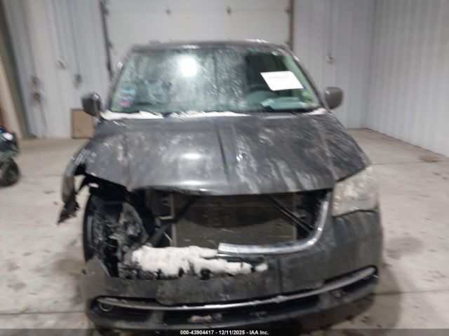 Chrysler Town & Country Touring Image 13