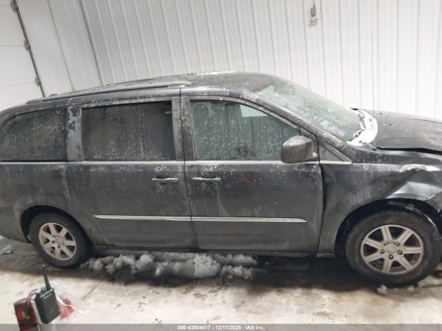 Chrysler Town & Country Touring Image 8