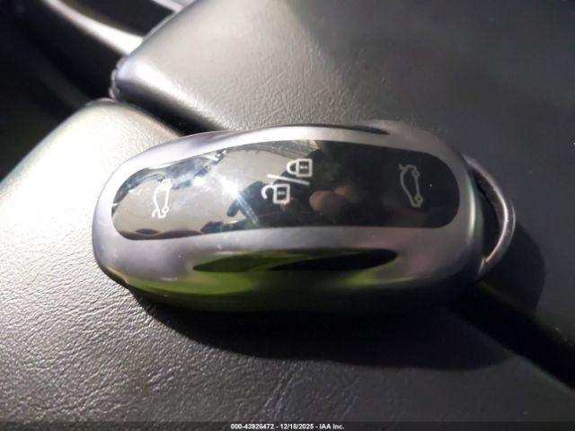 Tesla Model S Image 16